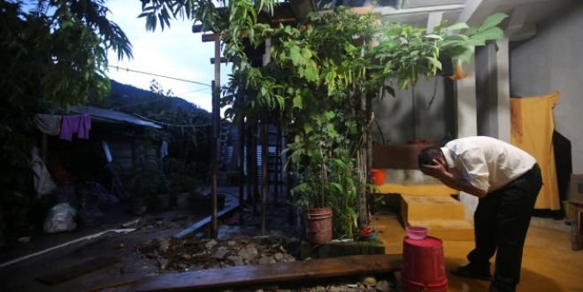 Mohamed Amin, de 55 años, musulmán del grupo étnico tzotzil maya, se lava la cara antes de rezar en el patio trasero de su casa en San Cristóbal de las Casas, en el estado de Chiapas.