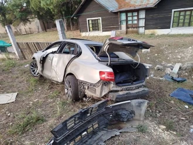 Perdió el control y destrozó su vehículo 