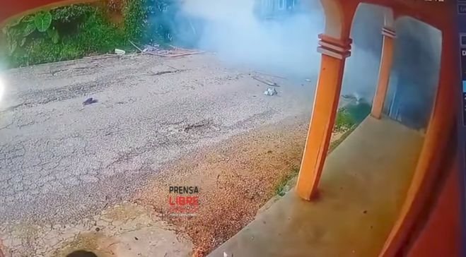 Explosión de pirotecnia destruye vivienda en Tenejapa