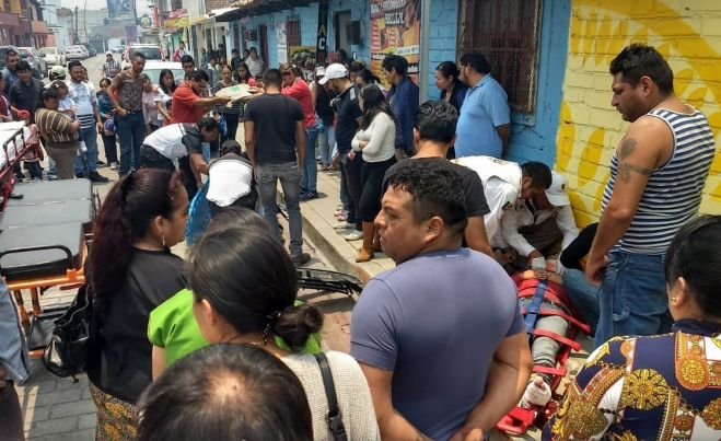 Por no respetar el alto se impacta contra una motocicleta y deja dos lesionados en San Crist&oacute;bal de Las Casas 