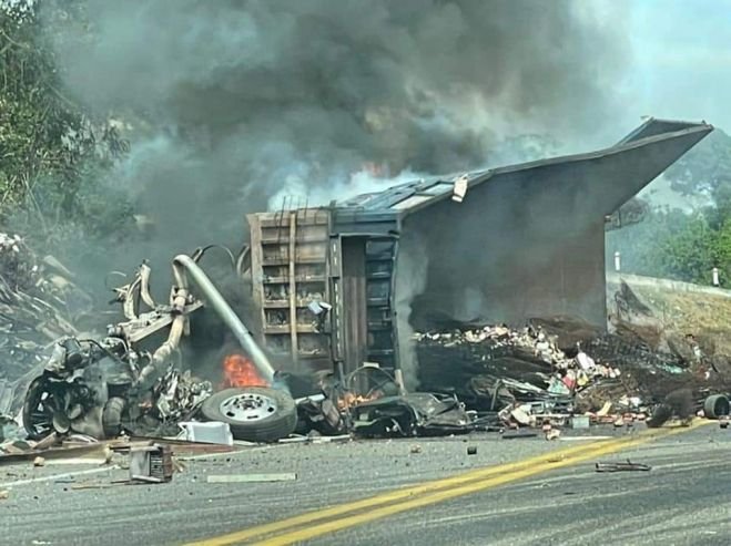 Chófer pierde la vida al incendiarse su unidad