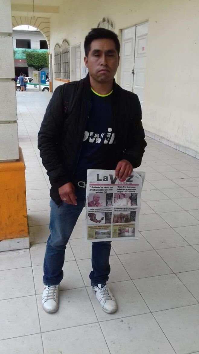 Detienen, amanezan y le roban sus periódicos a voceador en Ixtapa
