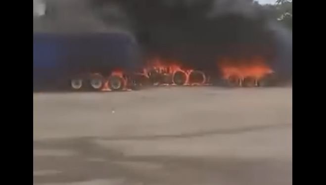 POR REGALAR ALIMENTO AL PUEBLO LE QUEMAN SUS TRÁILERS