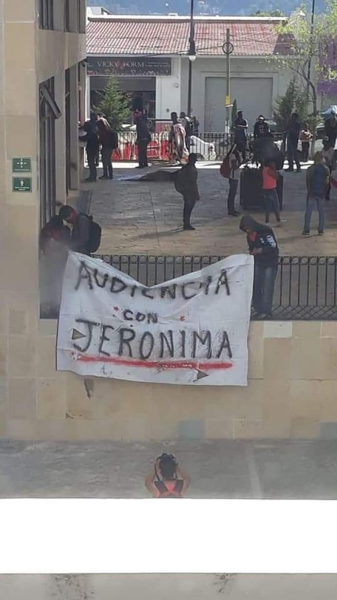 Normalistas toman Unidad Administrativa Municipal de SCLC