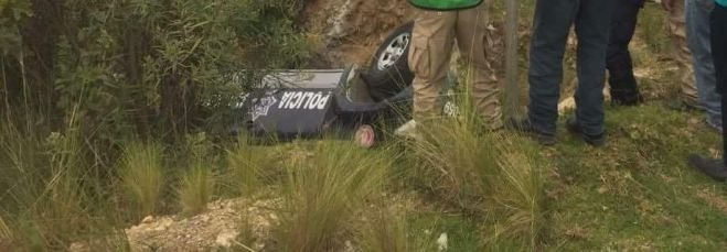 Dos policías lesionados en volcadura