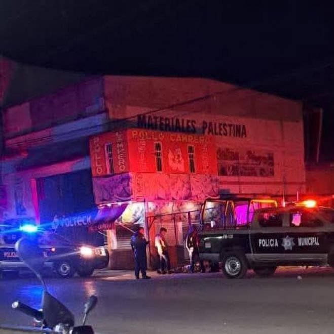 Hombre herido recibe auxilio en la vía pública 