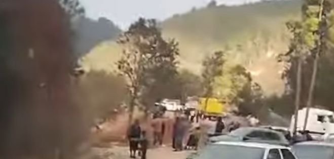 Unidad pesada cae a barranco en San Crist&oacute;bal