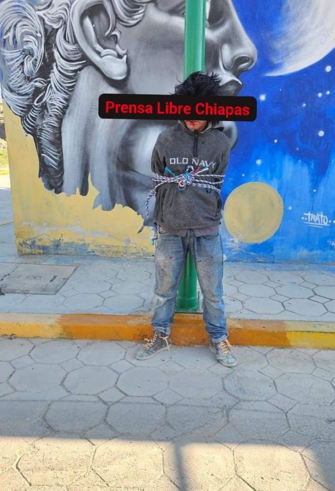 Lo amarran y le dan su "calentadita" por ladrón en San Cristóbal de Las Casas