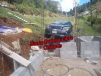 Veh&iacute;culo cae en obra tras perder el control en Chamula