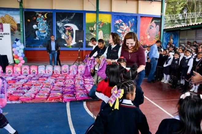 Fortalecen educaci&oacute;n con entrega de mochilas y &uacute;tiles escolares en el barrio de Cuxtitali