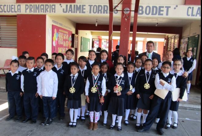 5 DE MAYO BATALLA DE PUEBLA TEMA CENTRAL EN EL  HOMENAJE A LA BANDERA ESC. JAIME TORRES BODET.
