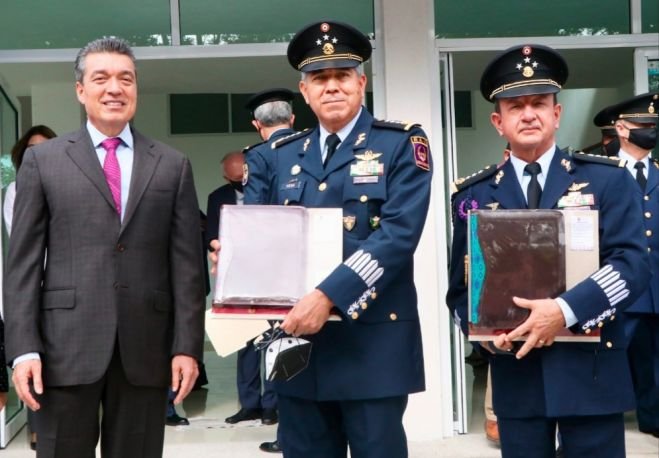 ASISTE RUTILIO ESCANDÓN A TOMA DE POSESIÓN DEL NUEVO COMANDANTE DE LA REGIÓN AÉREA DEL SURESTE