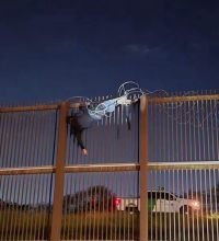 Migrante queda atrapada en lo alto del muro fronterizo mientras intentaba ingresar a Estados Unidos