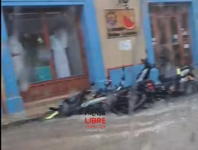 Lluvia en San Cristóbal arrastra motocicletas y causa encharcamientos