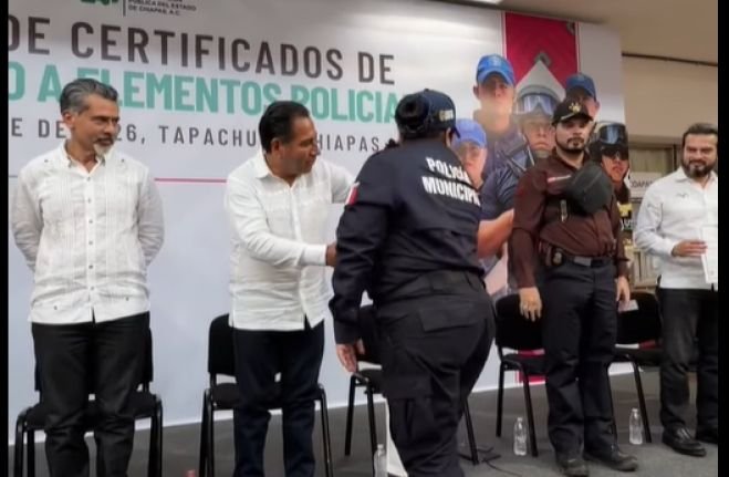 Eduardo Ram&iacute;rez entrega certificados de bachillerato a polic&iacute;as de seis municipios