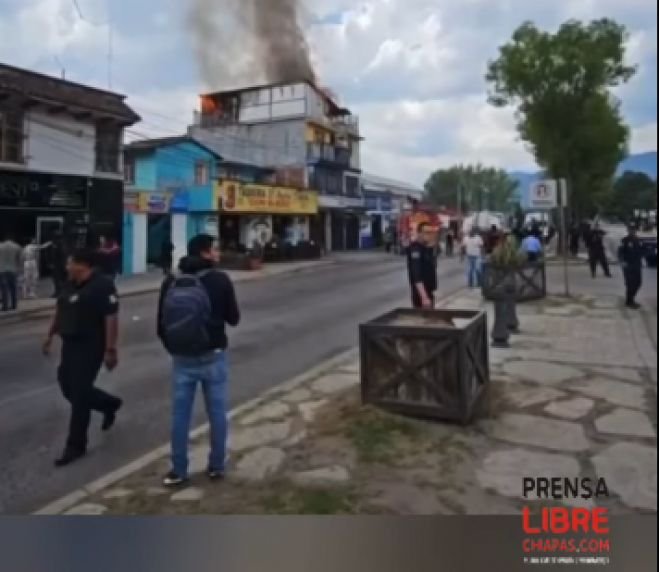 Voraz incendio consume vivienda en San Cristóbal de Las Casas