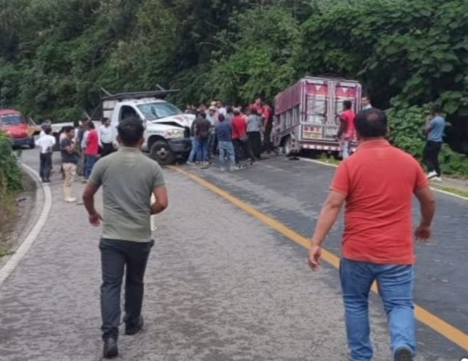 Choque entre dos camiones en la libre San Cristóbal-Tuxtla deja dos lesionados
