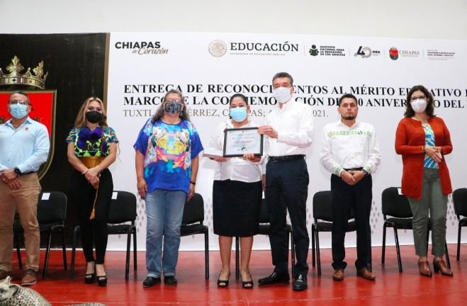 Rutilio Escandón y titular del INEA reconocen a quienes luchan contra el rezago educativo en Chiapas