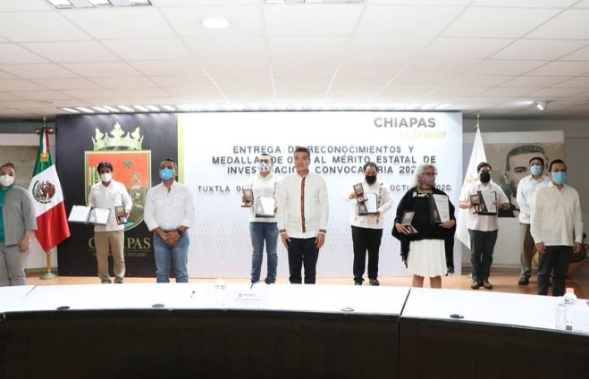 RUTILIO ESCANDÓN ENTREGA RECONOCIMIENTO AL MÉRITO ESTATAL DE INVESTIGACIÓN 2020