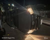 Accidente vial provoca volcadura en el Barrio Mar&iacute;a Auxiliadora