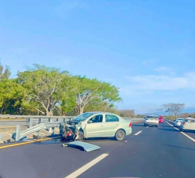Vehículo se impacta contra valla en carretera Tonalá – Arriaga