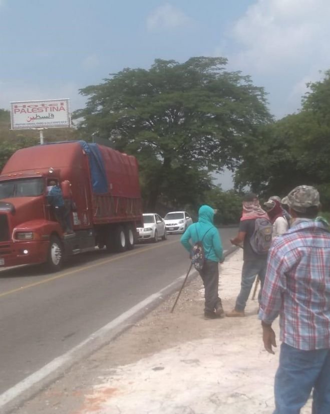 BLOQUEAN LA CARRETERA OCOSINGO- OXCHUC