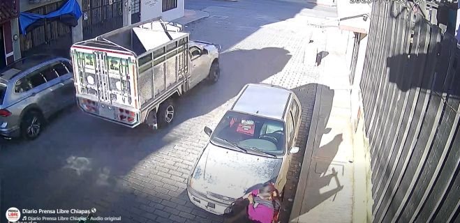 Familiares solicitan informaci&oacute;n para identificar al conductor de un veh&iacute;culo Nissan presuntamente involucrado en el atropellamiento de dos personas.