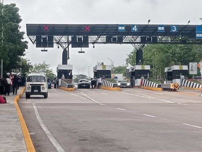 Docentes indígenas realizan boteo en caseta de Chiapa de Corzo como parte del paro nacional magisterial