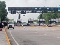 Docentes ind&iacute;genas realizan boteo en caseta de Chiapa de Corzo como parte del paro nacional magisterial