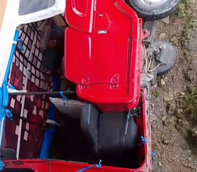 Mototaxi vuelca y deja dos lesionados 