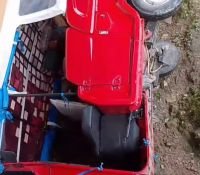 Mototaxi vuelca y deja dos lesionados 