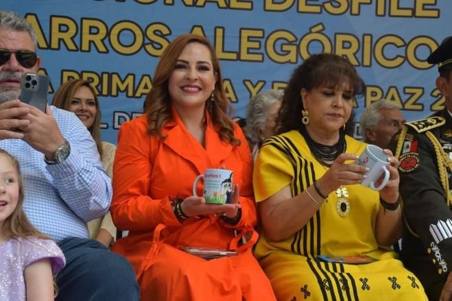 La cultura, el color y la unidad brillan en el desfile de la Feria de la Paz