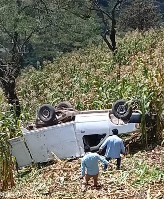 Camioneta sufre aparatosa volcadura en Cancuc