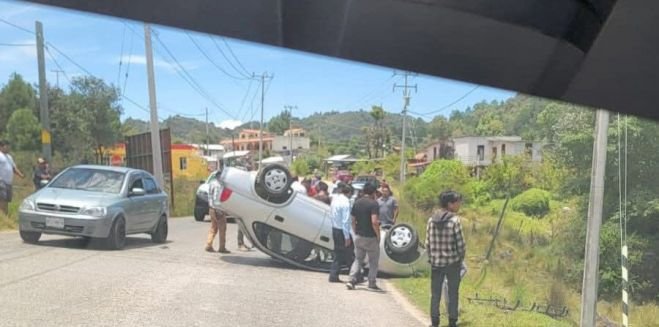 Vehículo termina volcado en el Paraje Lomo de San Juan Chamula