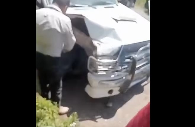 Camioneta se impacta contra un muro en Chamula