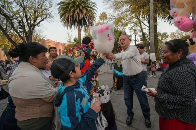 Ayuntamiento de SCLC entrega a niños frituras y bebidas gaseosas caducadas.
