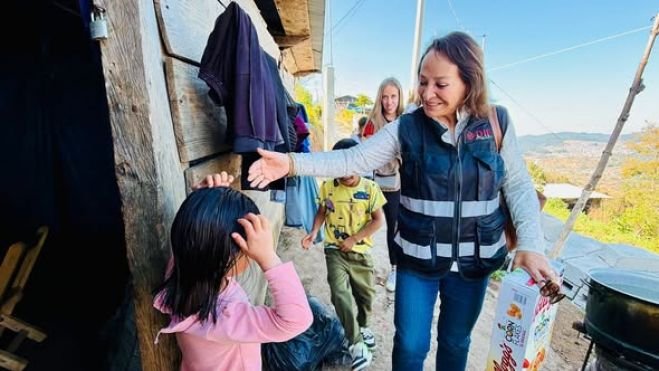 Presidenta Honoraria del DIF Municipal supervisa construcci&oacute;n de vivienda y constata bienestar de ni&ntilde;as y ni&ntilde;os