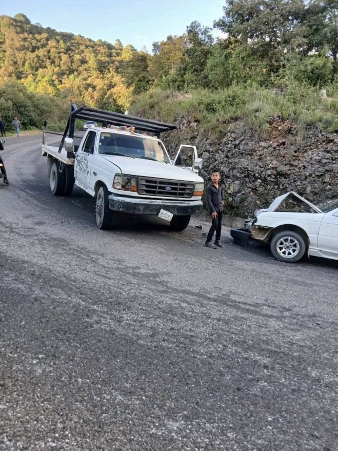 Camión de carga impacta a un Tsuru en Saclamantón