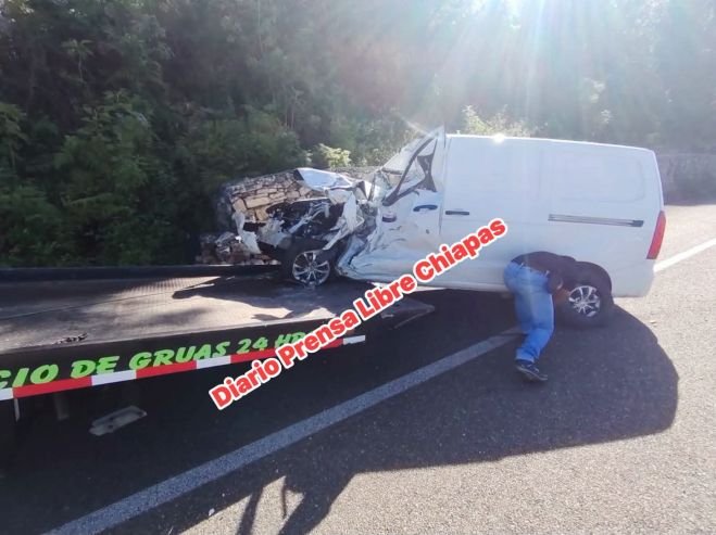 Aparatoso accidente deja dos lesionados en la de cuota 