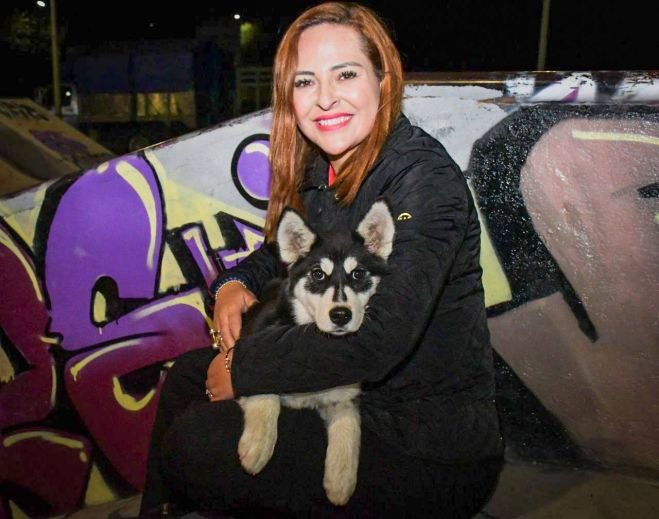 Presidenta municipal adopta a perrita Husky viral y promueve el cuidado animal