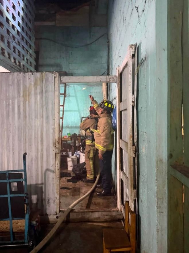 Incendio en vivienda moviliza a cuerpos de emergencia en San Cristóbal