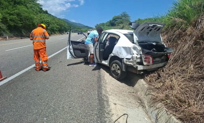 Automovilista pierde el control y termina en la cuneta