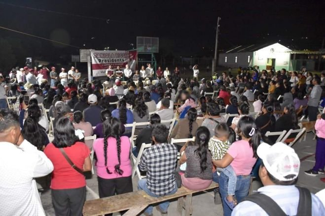 Se reúne Fabiola Ricci con habitantes de la Colonia 5 de Marzo   