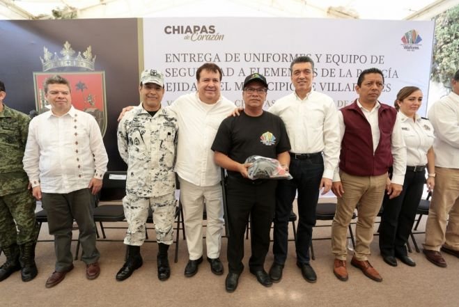 Entrega Rutilio Escand&oacute;n uniformes y equipamiento a polic&iacute;as ejidales de Villaflores