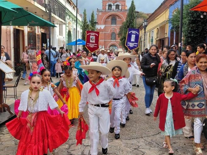 San Crist&oacute;bal se llena de color con el Tercer Festival Nacional de Folklor