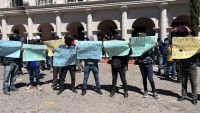   Un grupo de aproximadamente 100 personas que se&ntilde;alan ser locatarias y locatarios del Mercado Regional de los Altos (Mercaltos) en San Crist&oacute;bal 