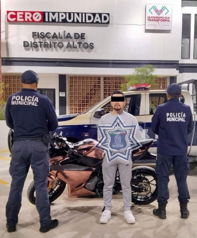 Asegura Polic&iacute;a Municipal motocicleta con reporte de robo internacional y detiene a un hombre