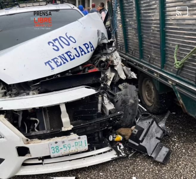 Taxi es embestido por un camión de tres toneladas 