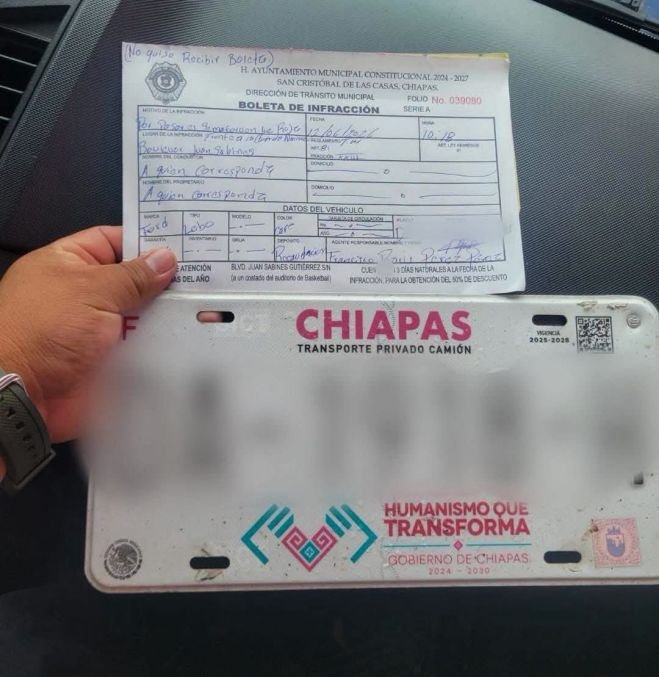 Conductor es infraccionado por ignorar semáforo en rojo y protagoniza incidente con agentes de Tránsito