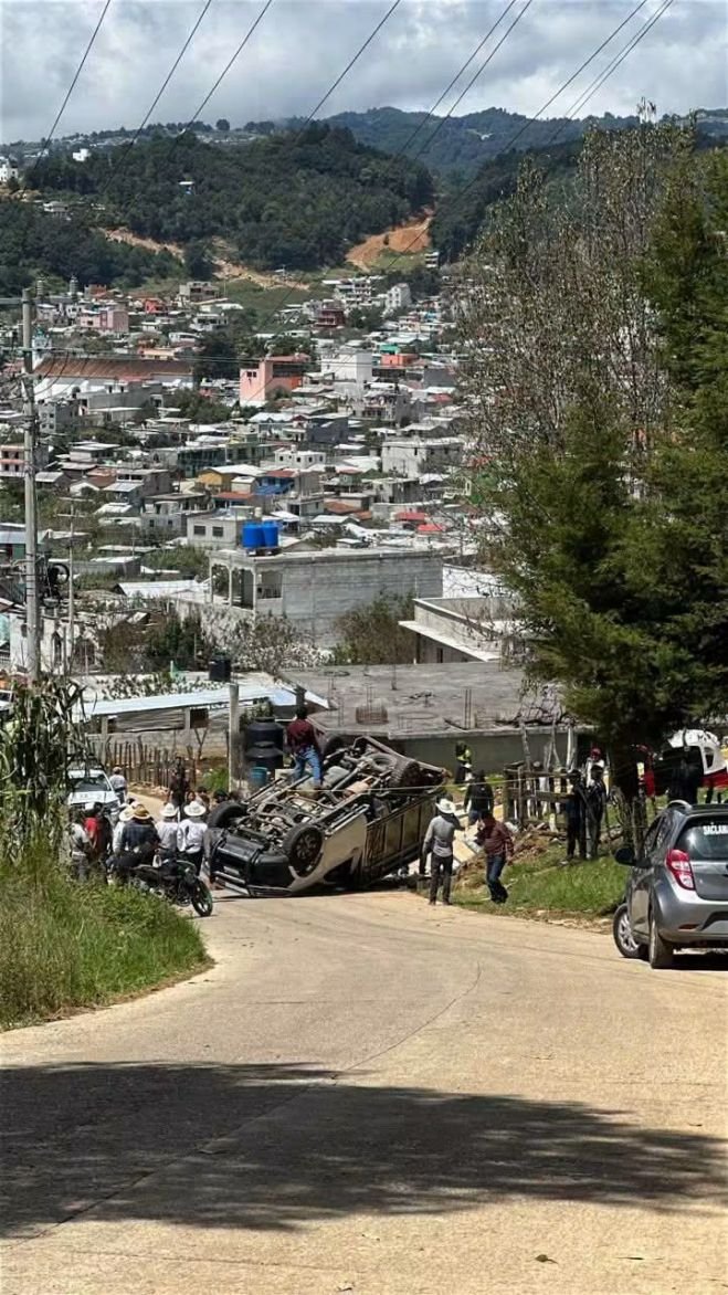 Camioneta vuelca rumbo al panteón de Chamula